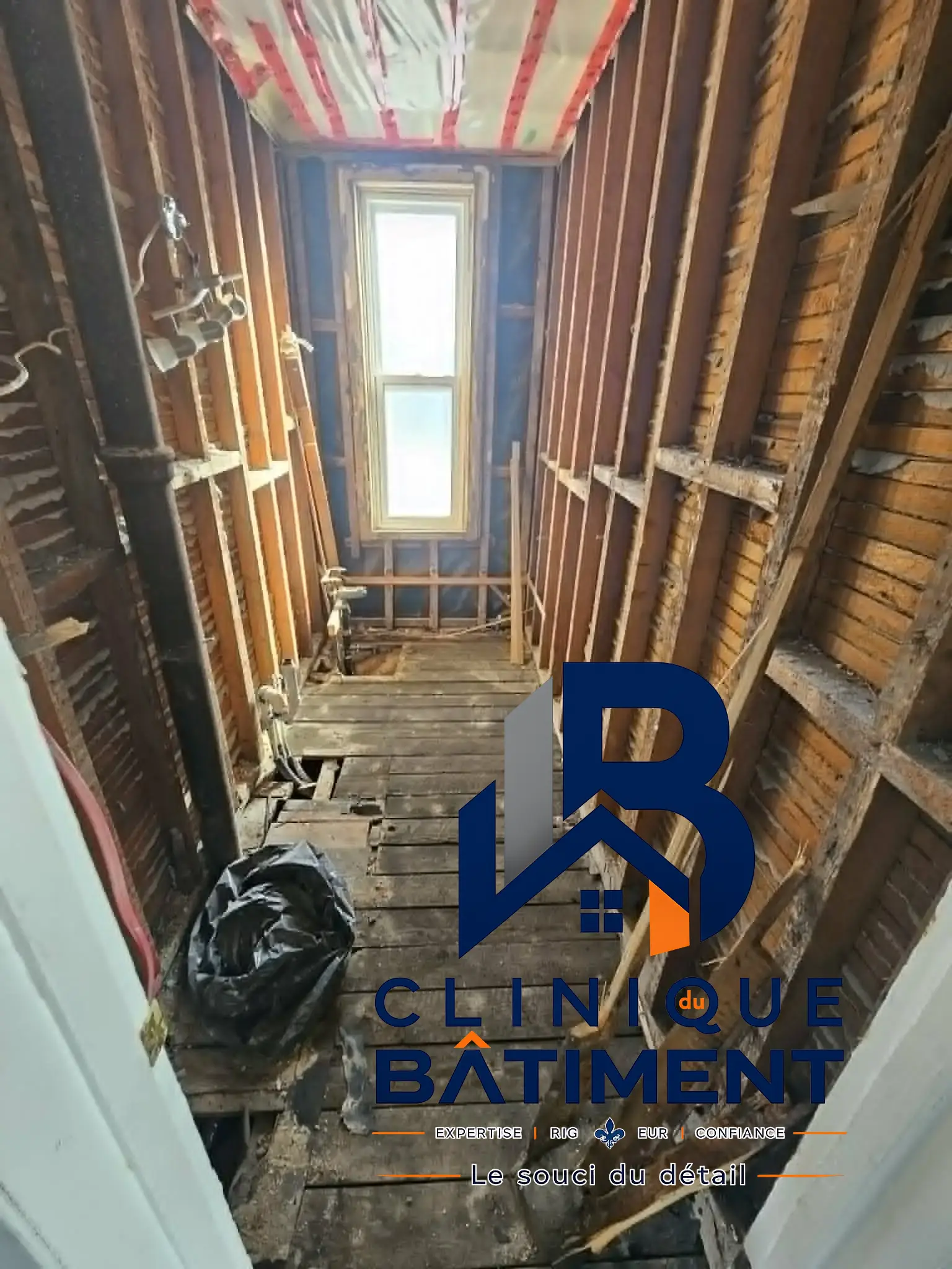 Une pièce étroite dépouillée jusqu'à sa structure de bois avec de la plomberie apparente pour une rénovation. Chantier de salle de bain à Boucherville — Clinique du Bâtiment (RBQ 5821-2606-01).