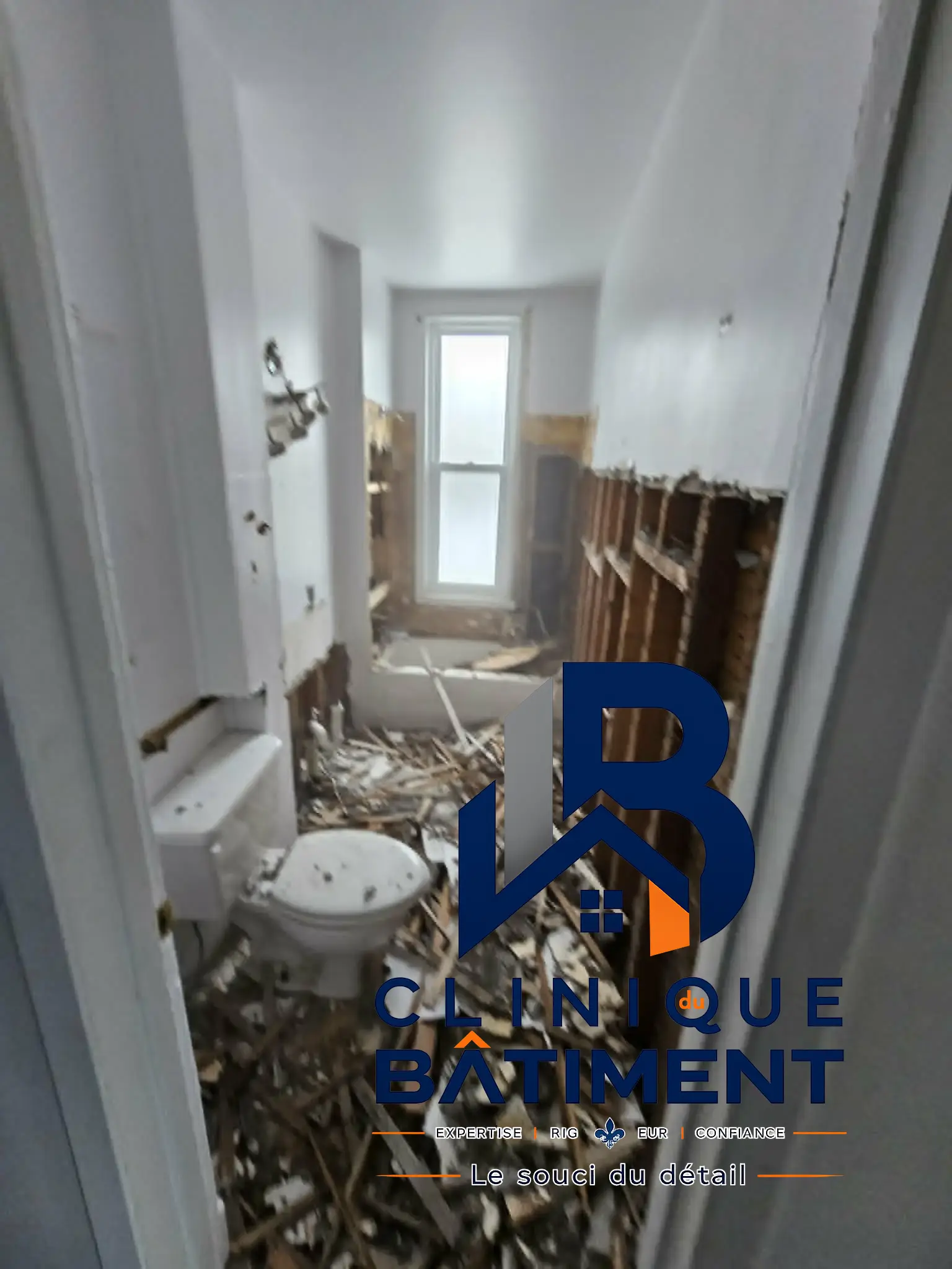 Salle de bain en cours de démolition avec les colombages apparents et des débris jonchant le sol. Chantier de salle de bain à Boucherville — Clinique du Bâtiment (RBQ 5821-2606-01).