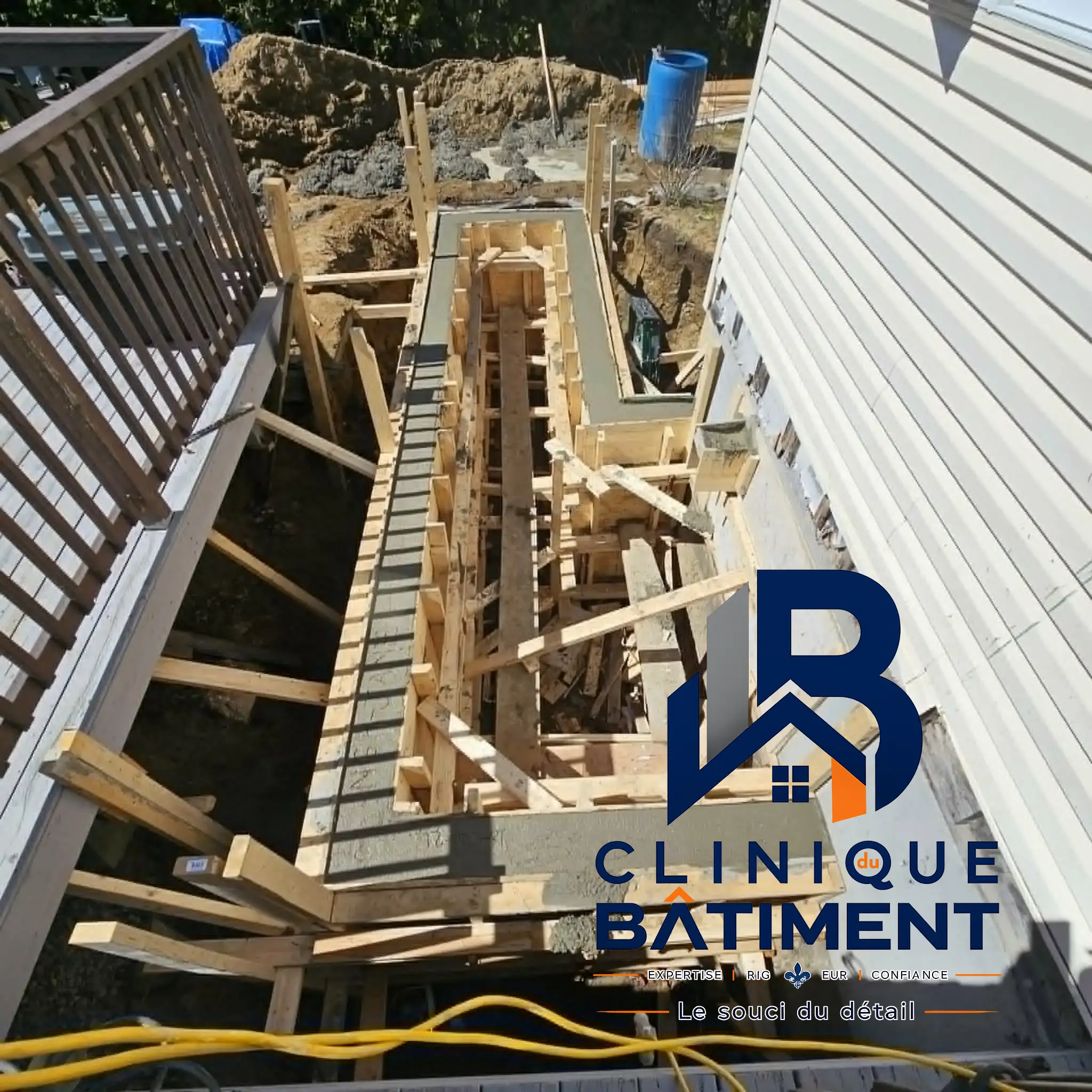 Coulage de béton dans des coffrages en bois pour la création de nouvelles fondations. Chantier de gros œuvre à Brossard — Clinique du Bâtiment (RBQ 5821-2606-01).