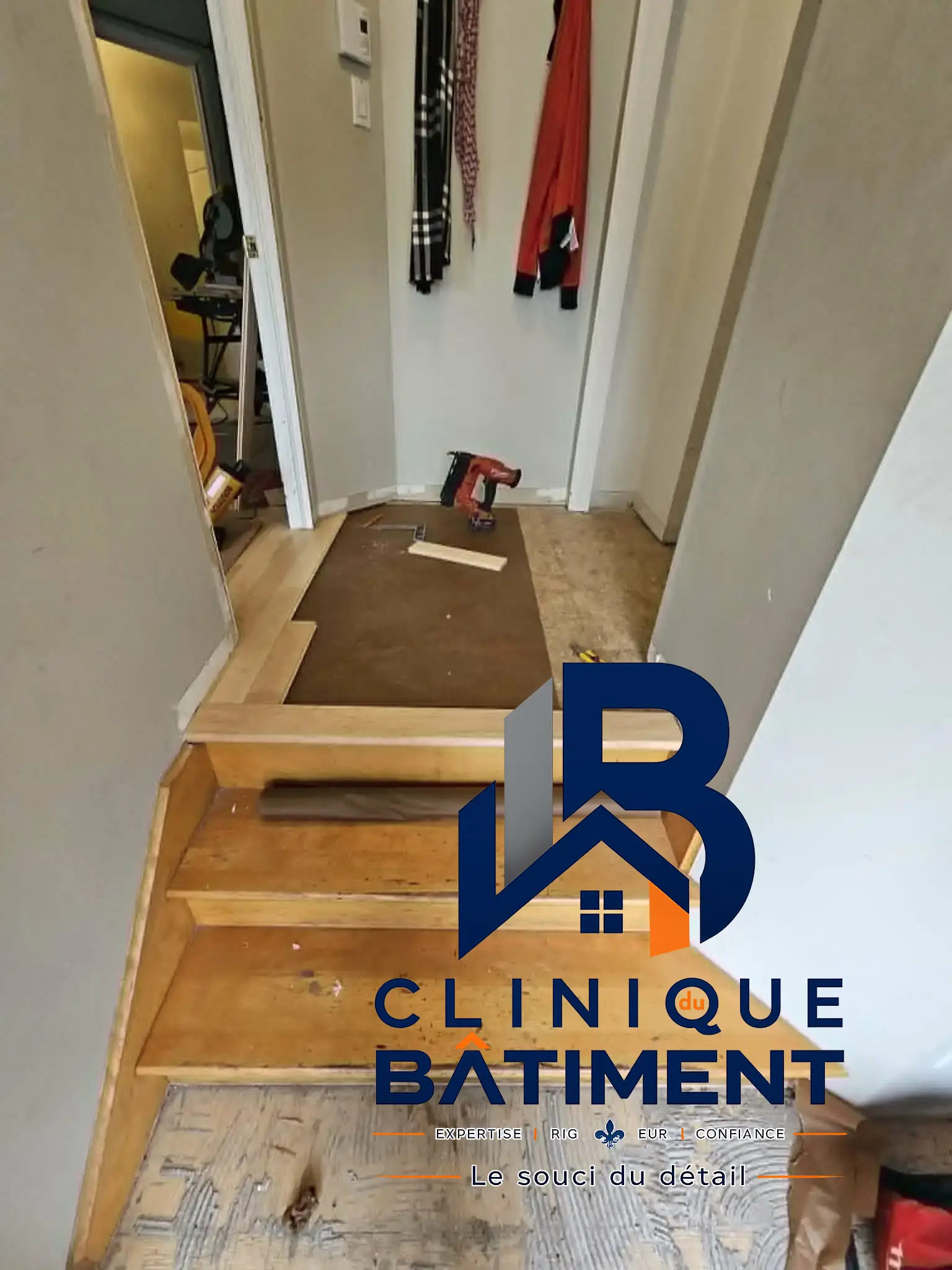 Des travaux de pose de plancher sont en cours dans ce couloir, avec des outils laissés au sol. Chantier de rénovation à Brossard — Clinique du Bâtiment (RBQ 5821-2606-01).