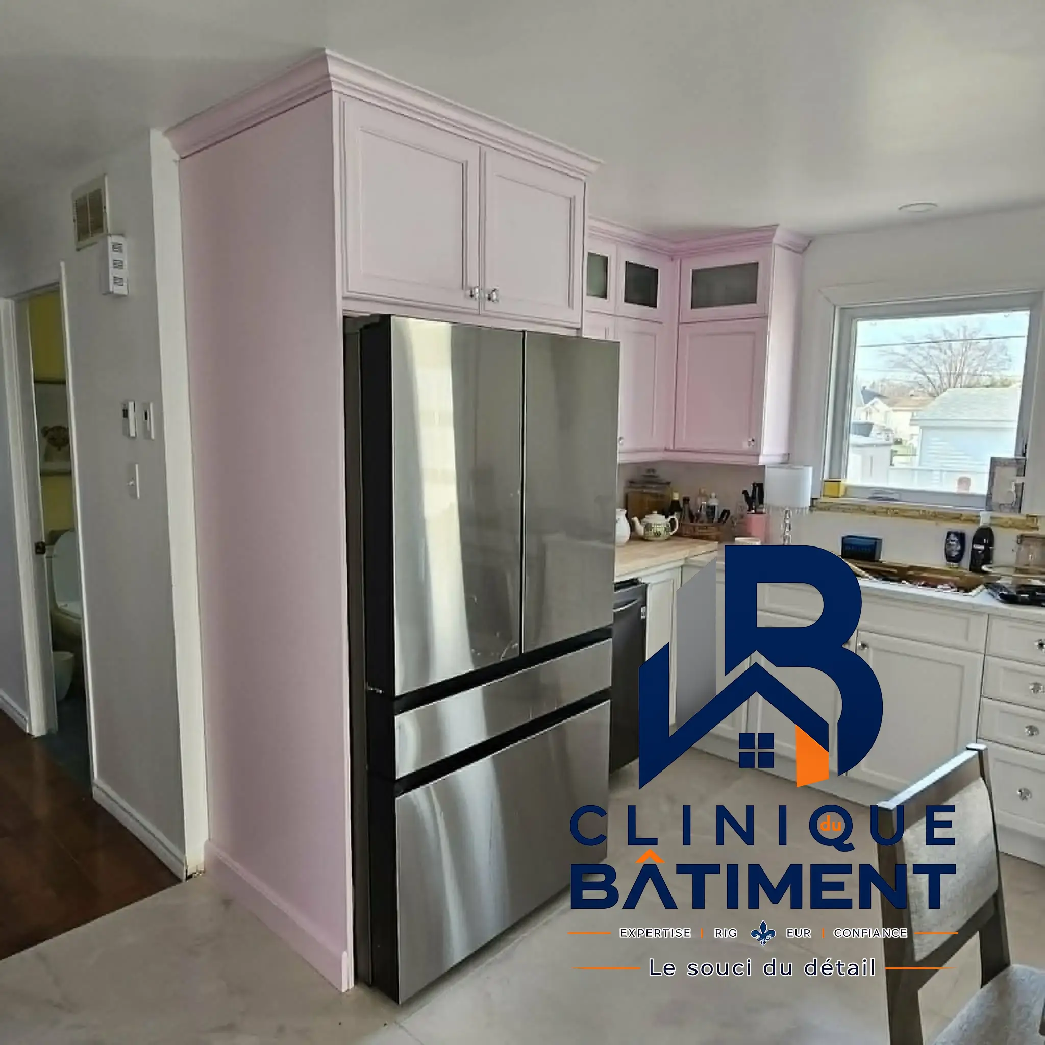Une cuisine moderne rénovée avec des armoires bicolores rose et blanc et des appareils en acier inoxydable. Réalisation de cuisine à Longueuil — Clinique du Bâtiment (RBQ 5821-2606-01).