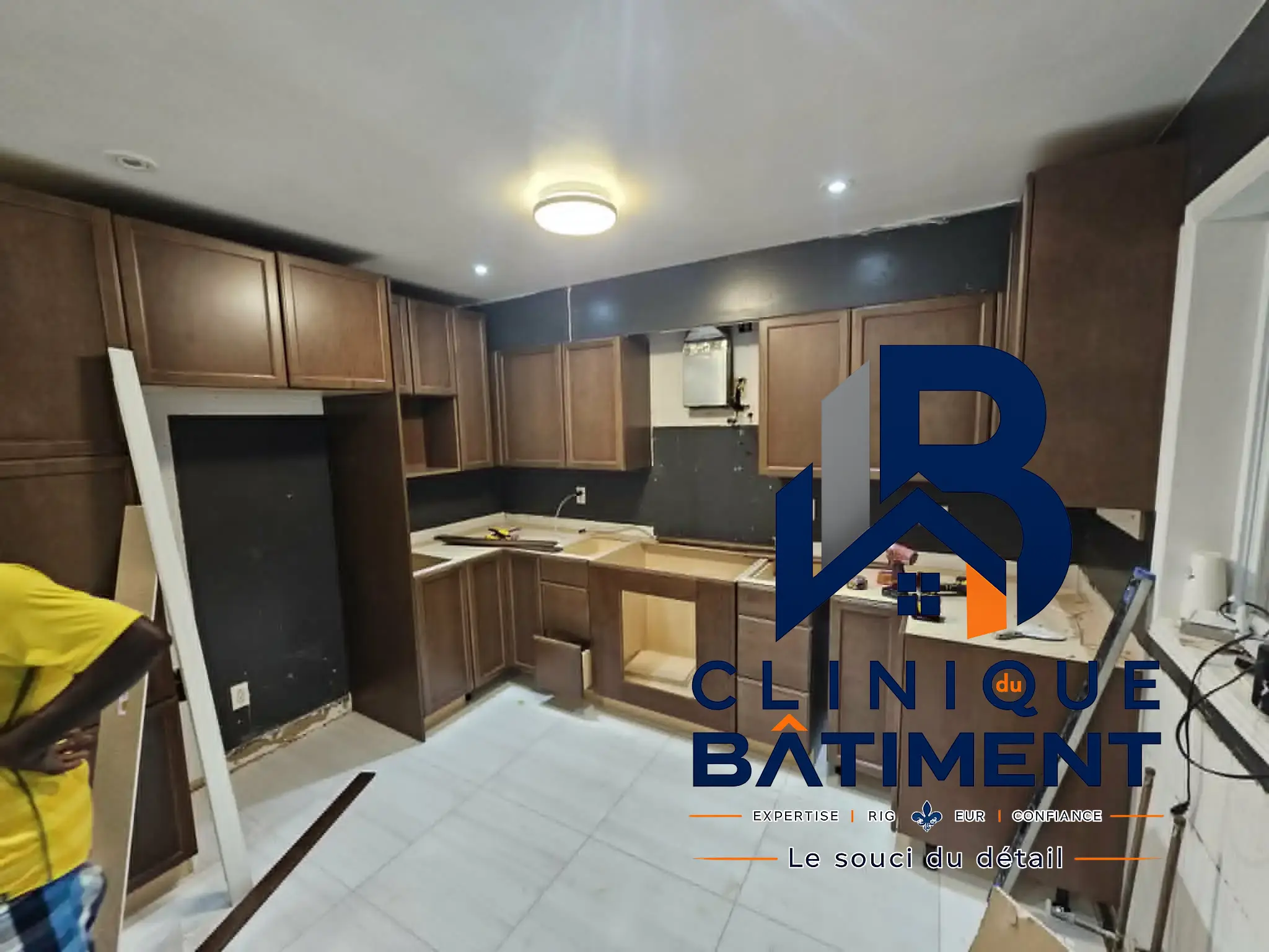 Une cuisine avec des armoires installées, en attente de la pose des comptoirs et des finitions. Chantier de cuisine à Brossard — Clinique du Bâtiment (RBQ 5821-2606-01).
