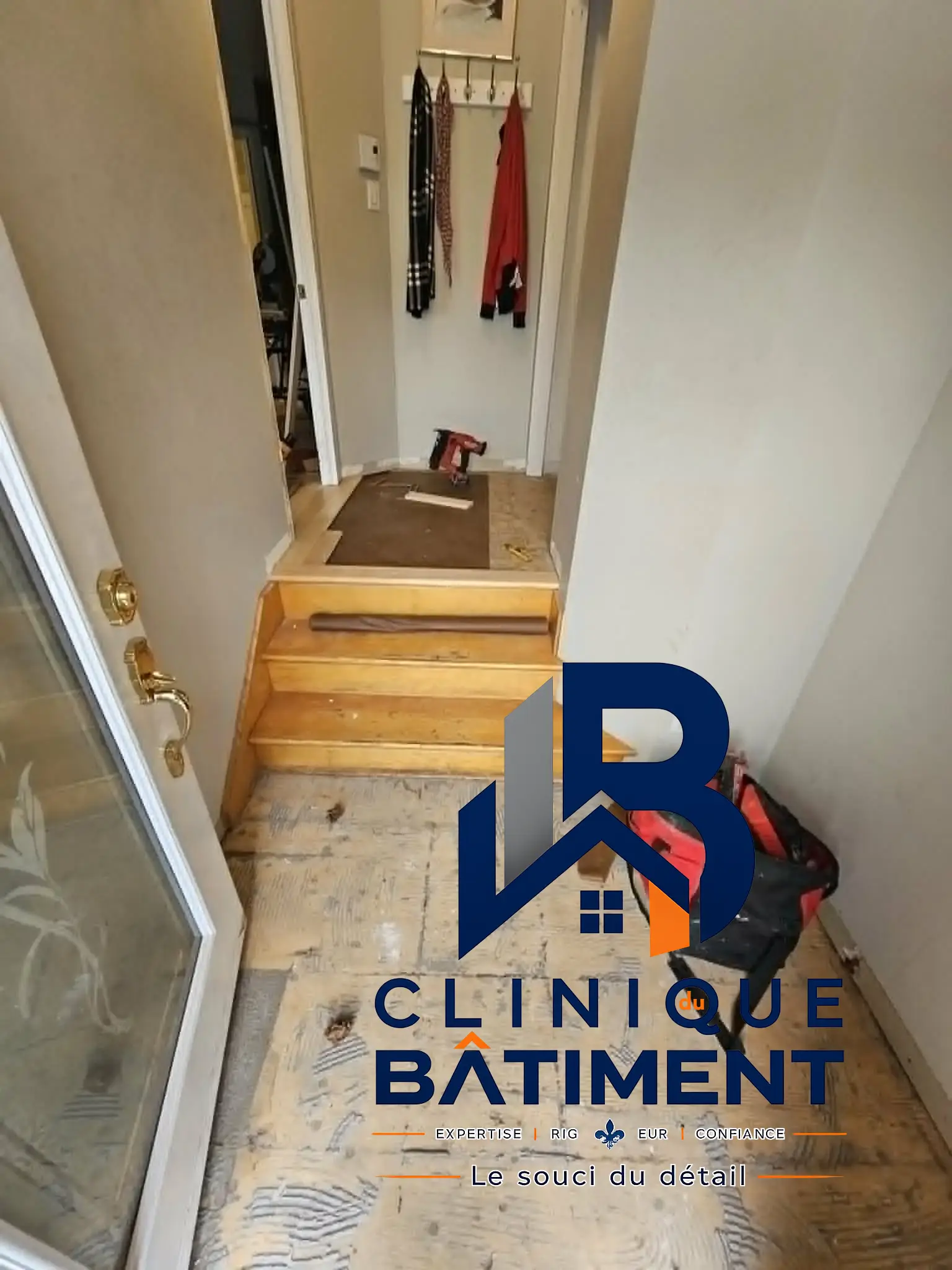 Entrée résidentielle avec le revêtement de sol retiré et des outils présents. Chantier de rénovation à Longueuil — Clinique du Bâtiment (RBQ 5821-2606-01).