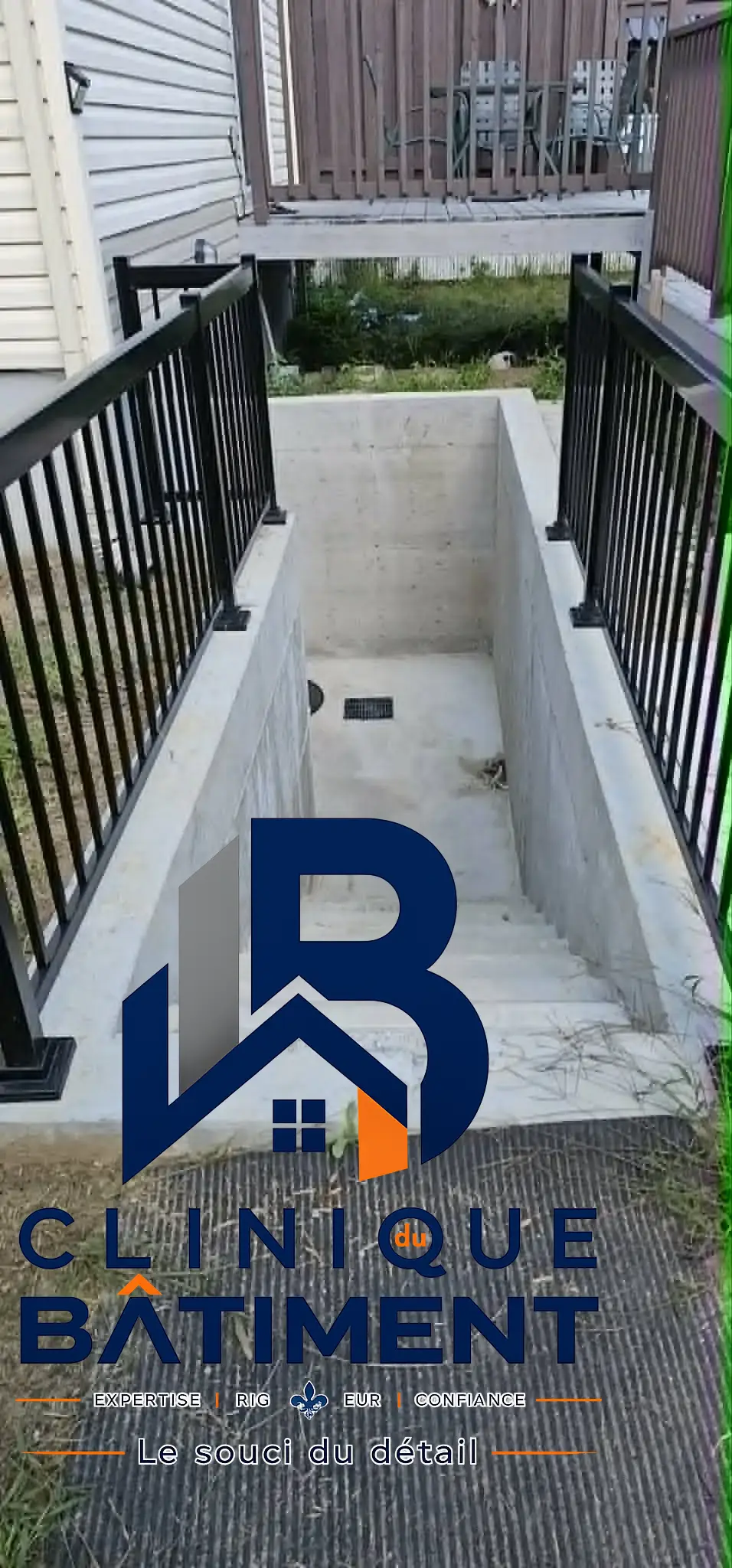 Un accès extérieur en béton pour le sous-sol sécurisé par des rampes noires. Réalisation extérieure à Longueuil — Clinique du Bâtiment (RBQ 5821-2606-01).