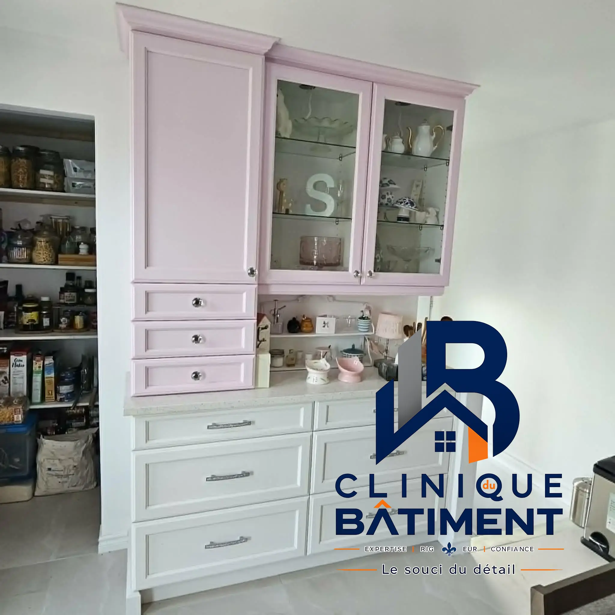 Un buffet encastré élégant avec des éléments de rangement supérieurs roses et des tiroirs inférieurs blancs, situé à côté d'un garde-manger. Réalisation de cuisine sur la Rive-Sud — Clinique du Bâtiment (RBQ 5821-2606-01).