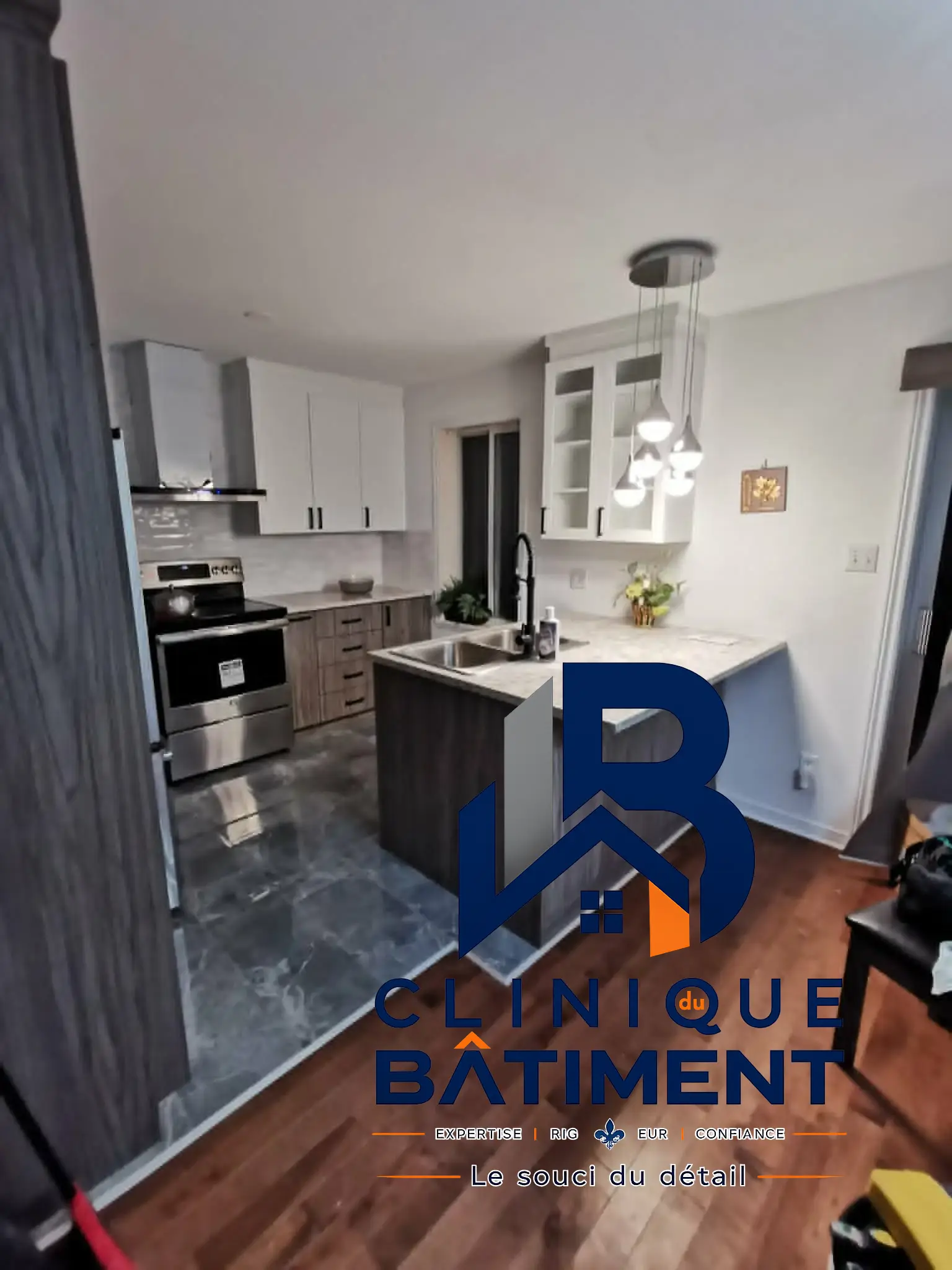 Cuisine moderne avec îlot central, armoires bicolores et électroménagers en acier inoxydable. Réalisation de cuisine sur la Rive-Sud — Clinique du Bâtiment (RBQ 5821-2606-01).